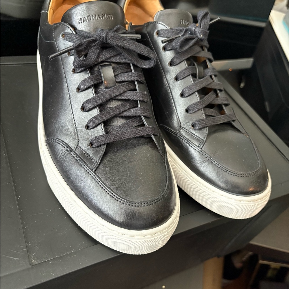 Magnanni Black and White Sneakers Minimalist Design